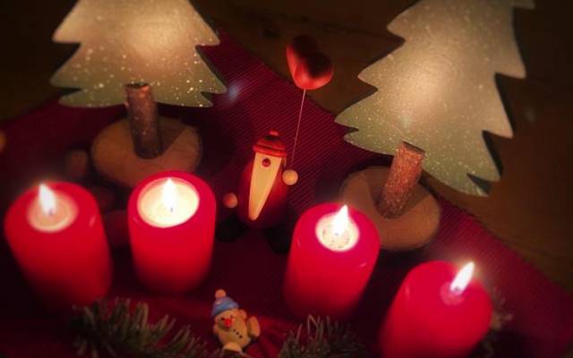 4 Kerzen und Weihnachtsmann