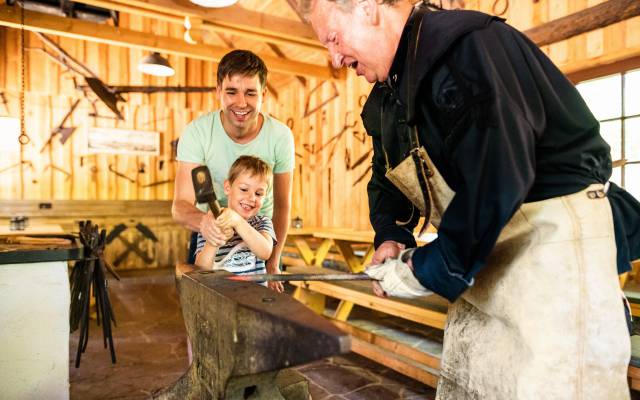 Vater und Sohn Schmiederei 