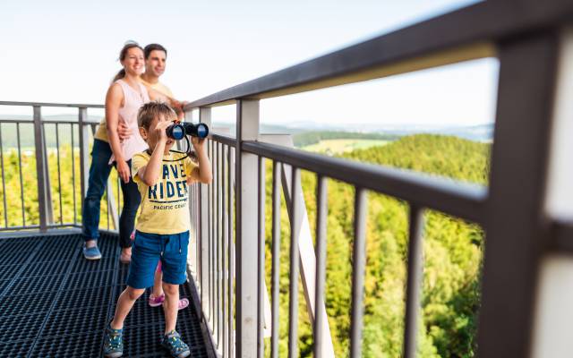 Familie auf Aussichtsturm